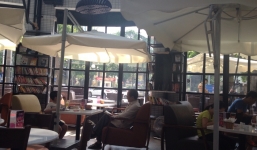 Ngắm nét thú vị của tiệm cafe sách ở Thư Viện Hà Nội